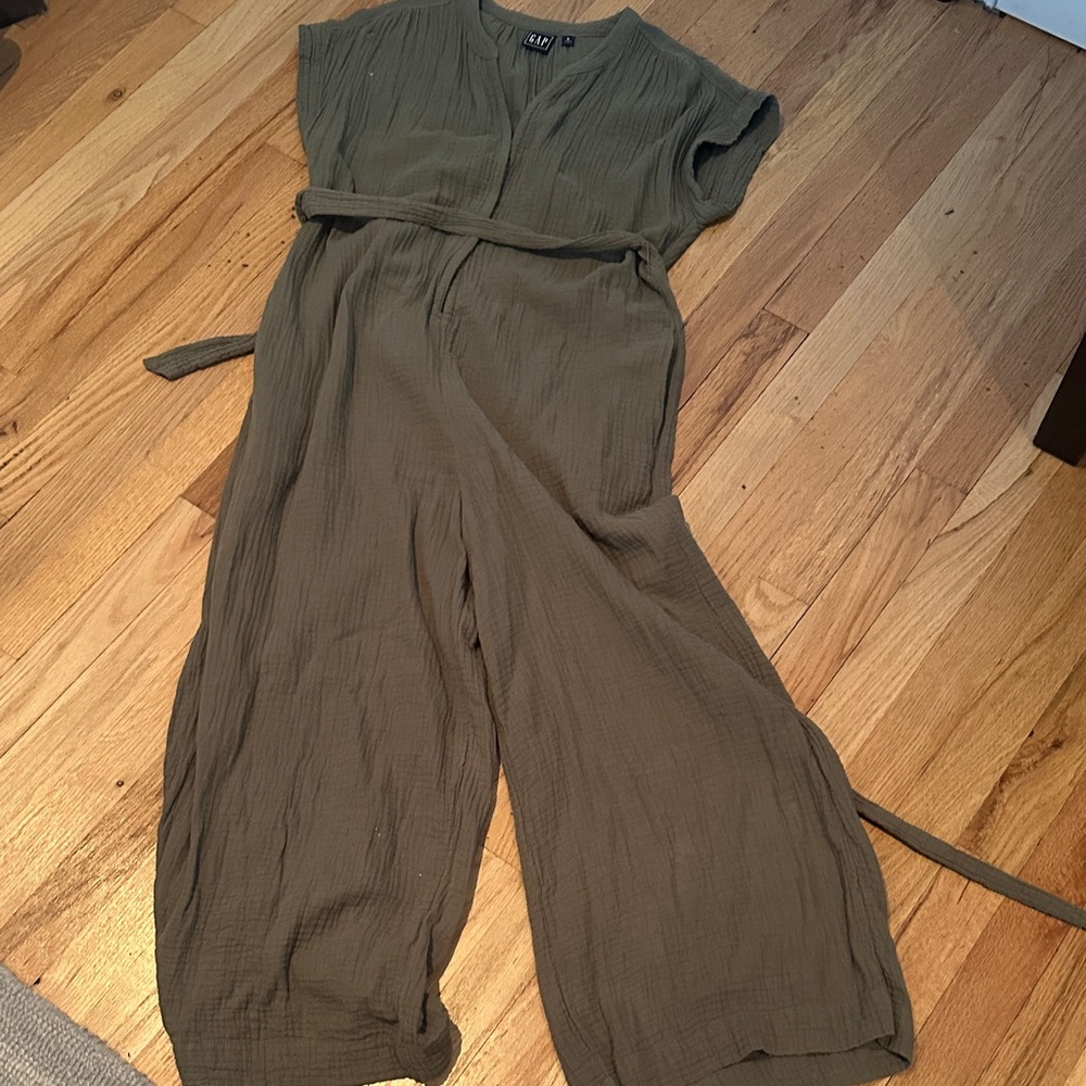 GAP Olive green crinkle gauze jumpsuit size 8